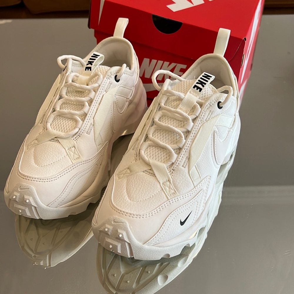 SOLD OUT NIKES / NEVER WORN - wmns TC ‘sail’ 7900